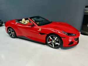 Ferrari Portofino M disponibile per il noleggio a breve termine fotografata nel salone di Exclusive Rent Italy