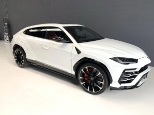 Lamborghini Urus bianca noleggio breve termine.

White Lamborghini Urus short-term rental.