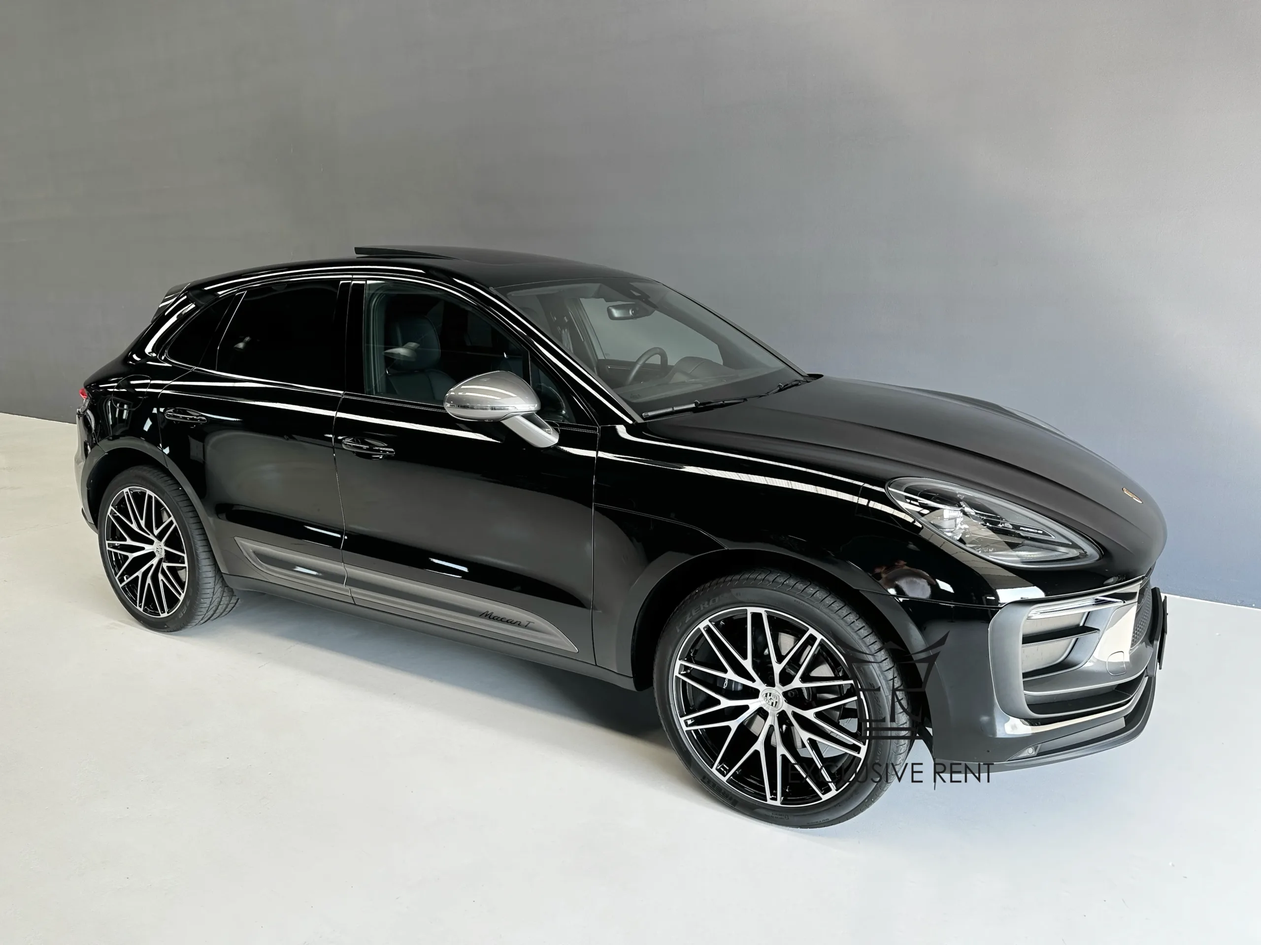 La Porsche Macan T disponibile per il noleggio a breve termine con cerchi turbo da 21 pollici fotografata nel salone di Exclusive Rent Italy.