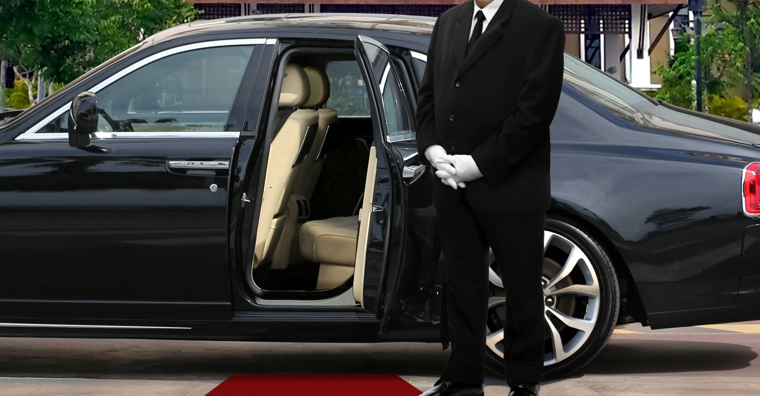 AdobeStock_257601079 Chauffeur car driver available. Transfer privato con autista pronto disponibile per la prenotazione.