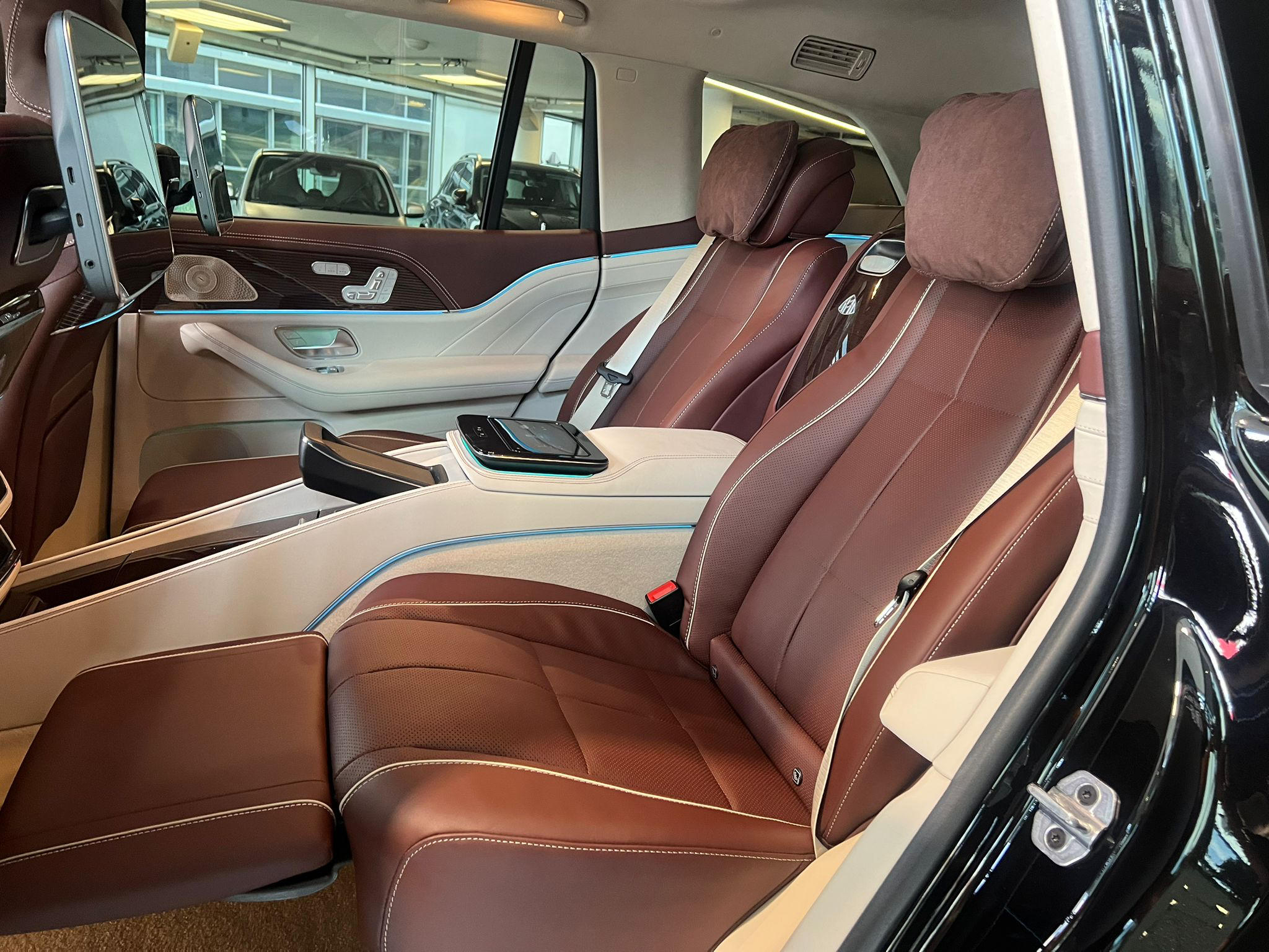 Maybach GLS posteriori Sedute posteriori con chaise longue della Maybach GLS 500 disponibile per il noleggio con autista e transfert privati