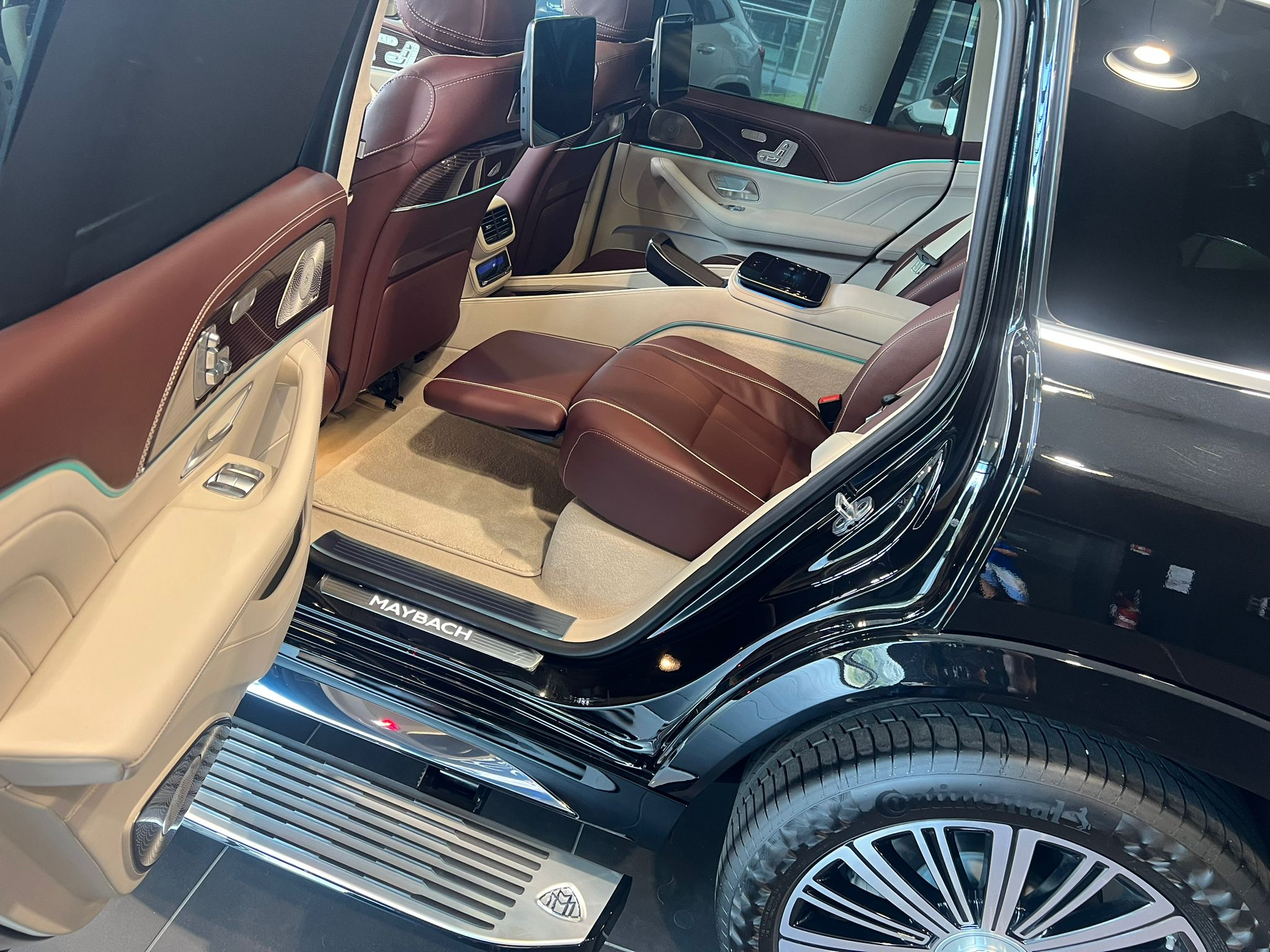 Maybach GLS salita posteriore Mercedes Maybach GLS disponibile per noleggio con autista chaffeur privato