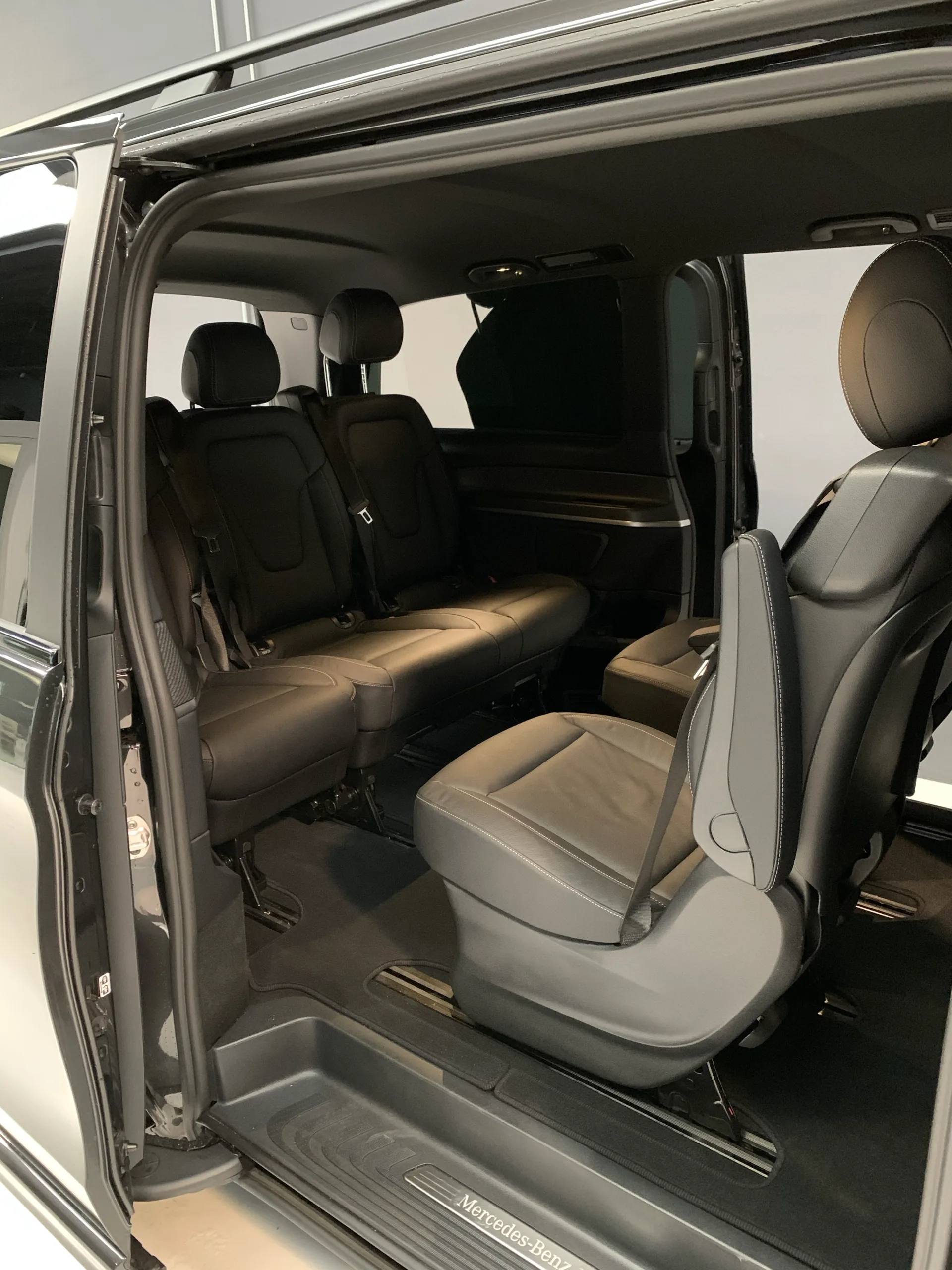 V Class interni Interni in configurazione salotto per il Mercedes V Class disponibile per i servizi di noleggio con conducente 8 posti minivan