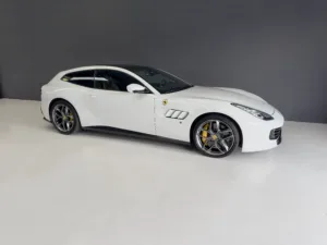 Ferrari GTC4 Lusso T disponibile e pronta per il noleggio libero a breve termine