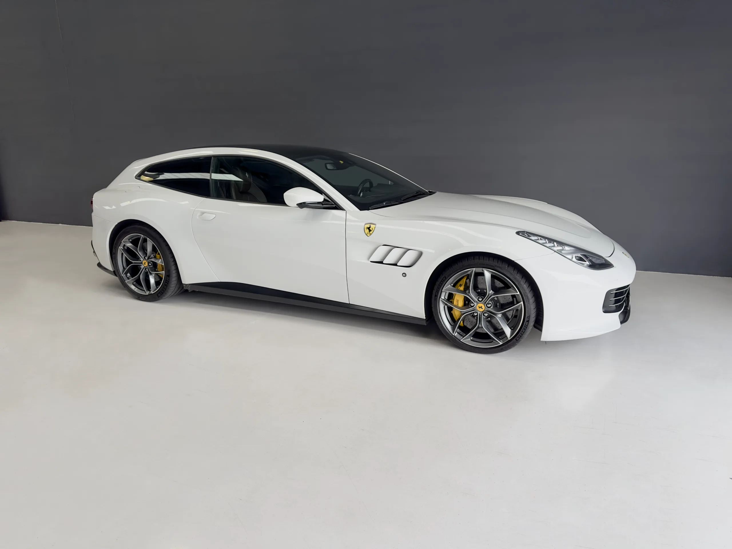 Ferrari GTC4 Lusso T disponibile e pronta per il noleggio libero a breve termine