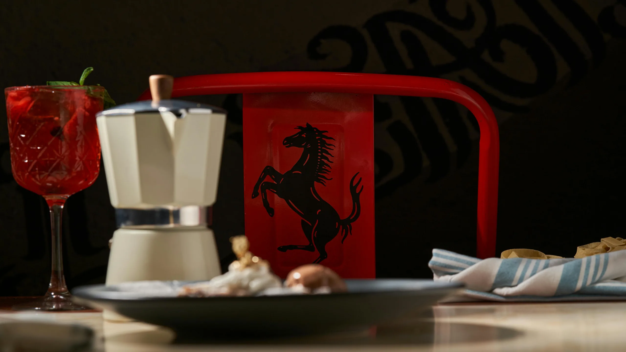 Caffè italiano viaggiando con una Ferrari a noleggio