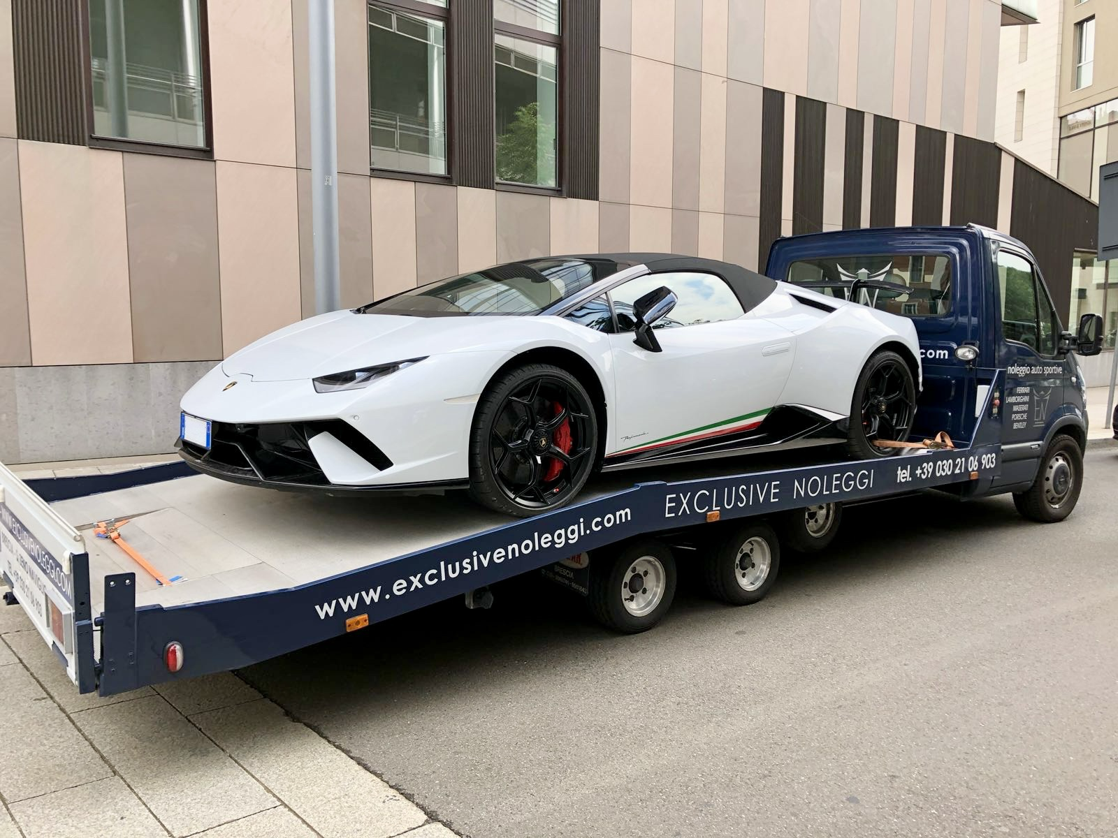 trasporto carro attrezzi lambo Servizio di noleggio Lamborghini con consegna e ripresa personalizzata a domicilio