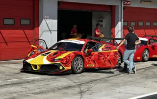 Esperienza di guida sportiva in pista con auto GT da competizione Exclusive Rent Italy