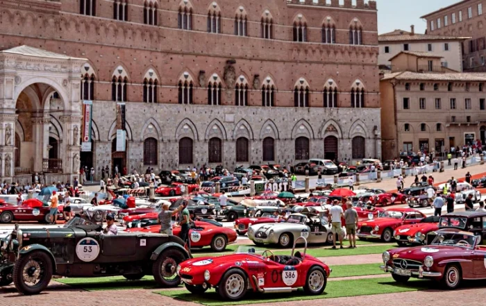 Auto storiche della 1000 Miglia in Piazza del Campo a Siena durante la rievocazione storica