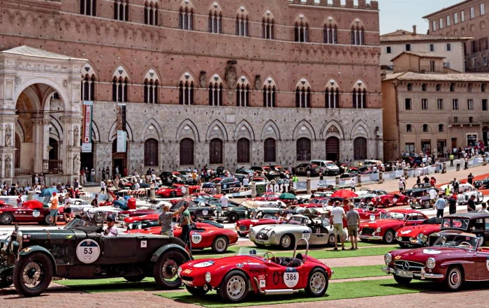 Auto storiche della 1000 Miglia in Piazza del Campo a Siena durante la rievocazione storica