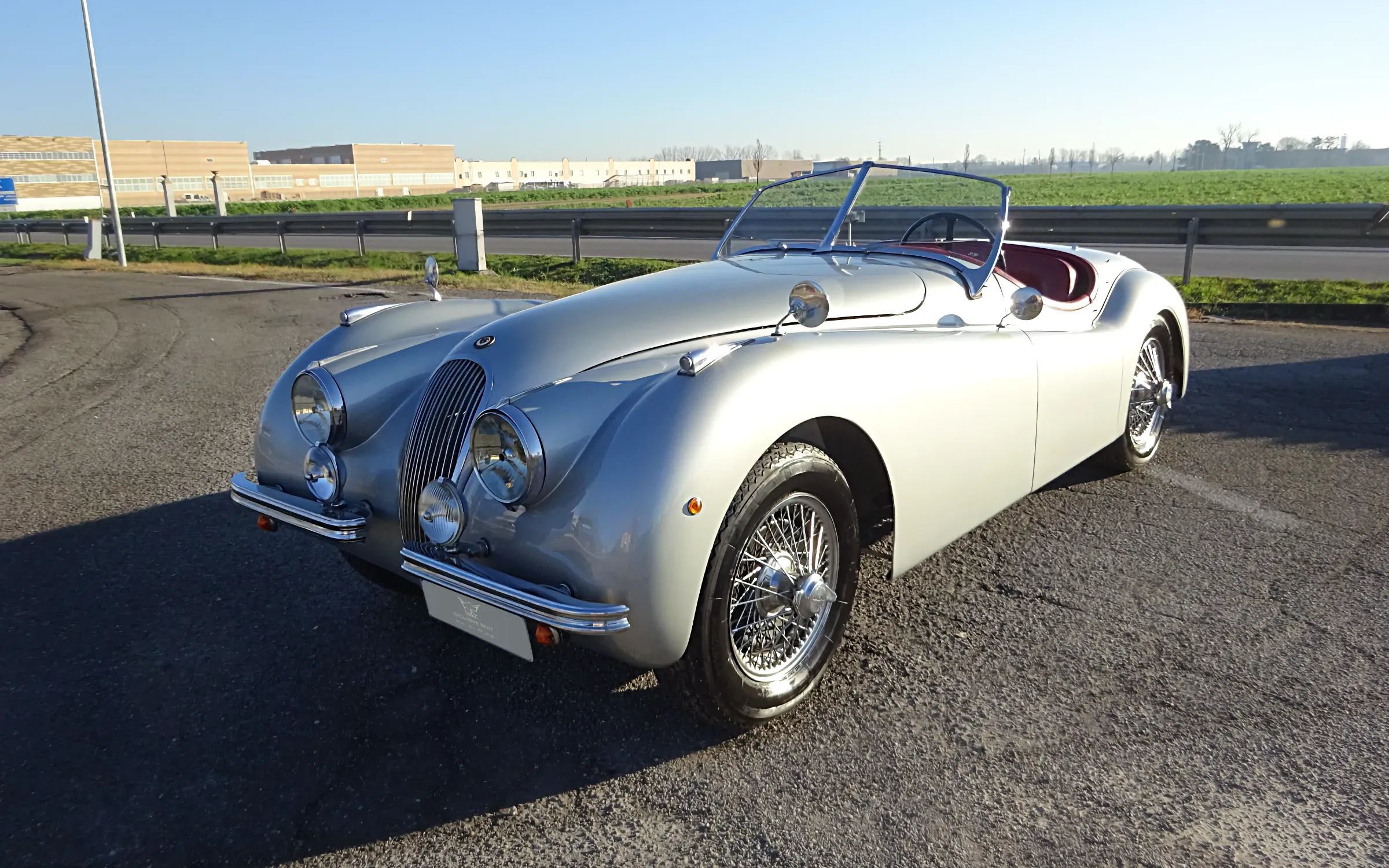 Jaguar XK120 OTS (1948–1954), auto storica eleggibile per rievocazioni di regolarità come la 1000 Miglia, disponibile per il noleggio con servizio tecnico dedicato