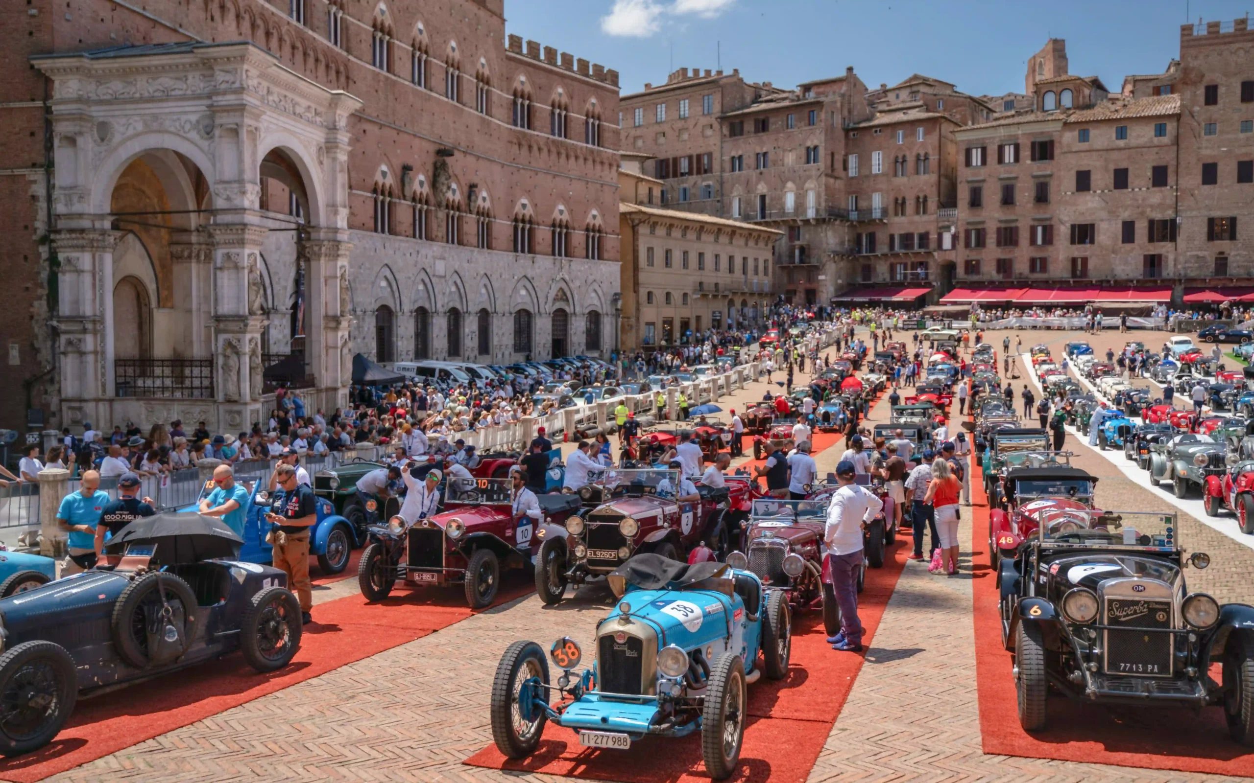 Convoglio di auto storiche a noleggio durante evento di regolarità in Italia