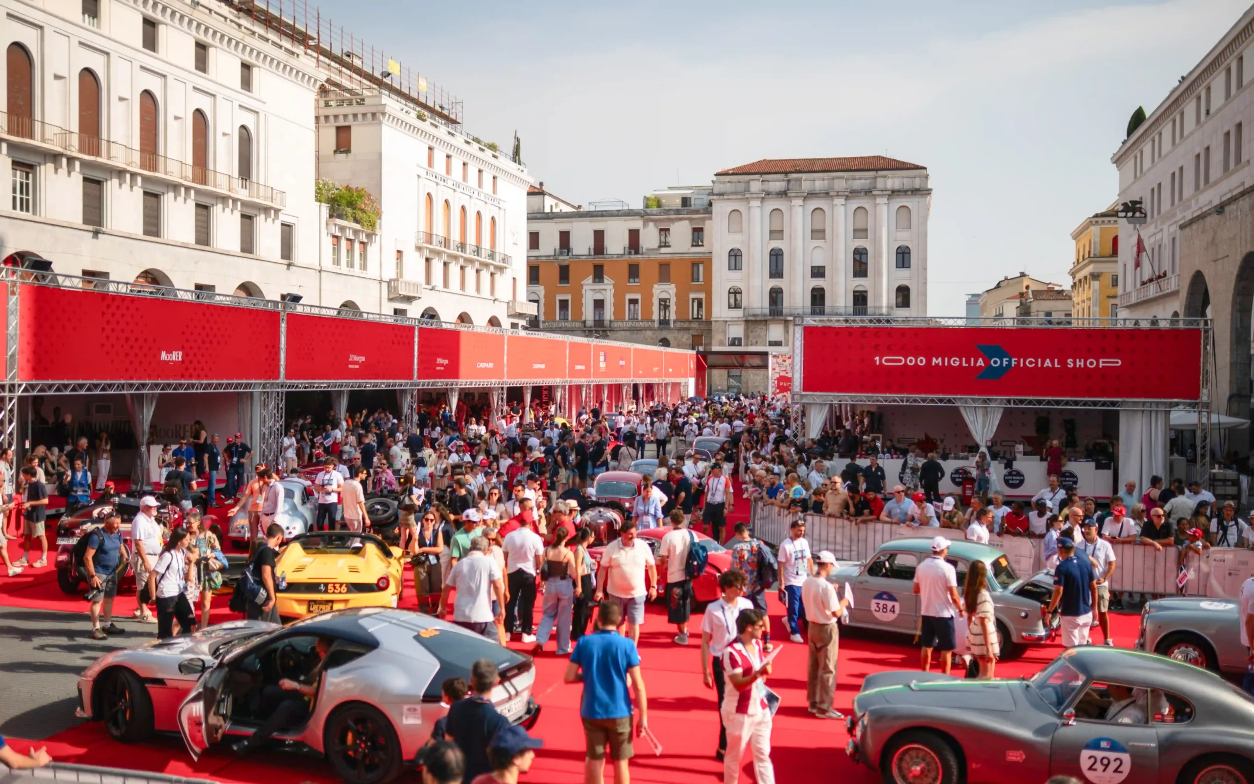 Auto storiche in transito nella 1000 Miglia in centro storico italiano, manifestazione di regolarità regolamentata