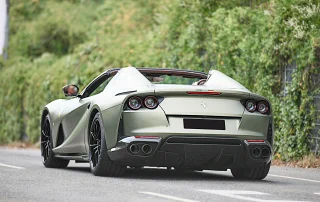 Ferrari 812 GTS in movimento su strada panoramica durante tour in supercar in Italia