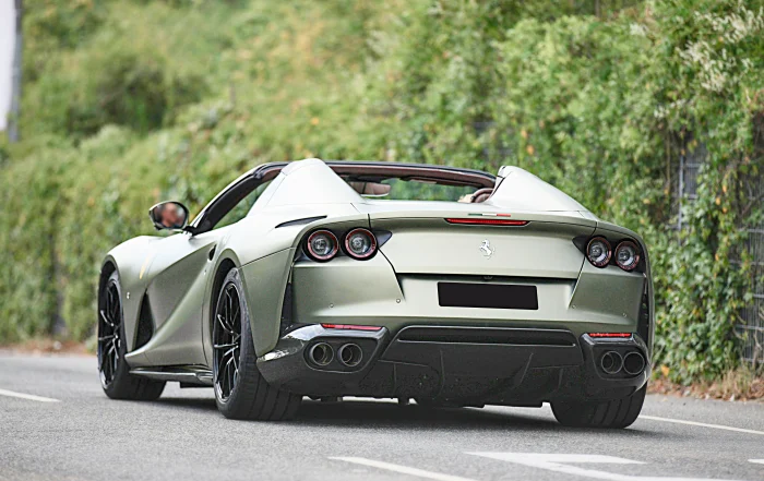 Ferrari 812 GTS in movimento su strada panoramica durante tour in supercar in Italia
